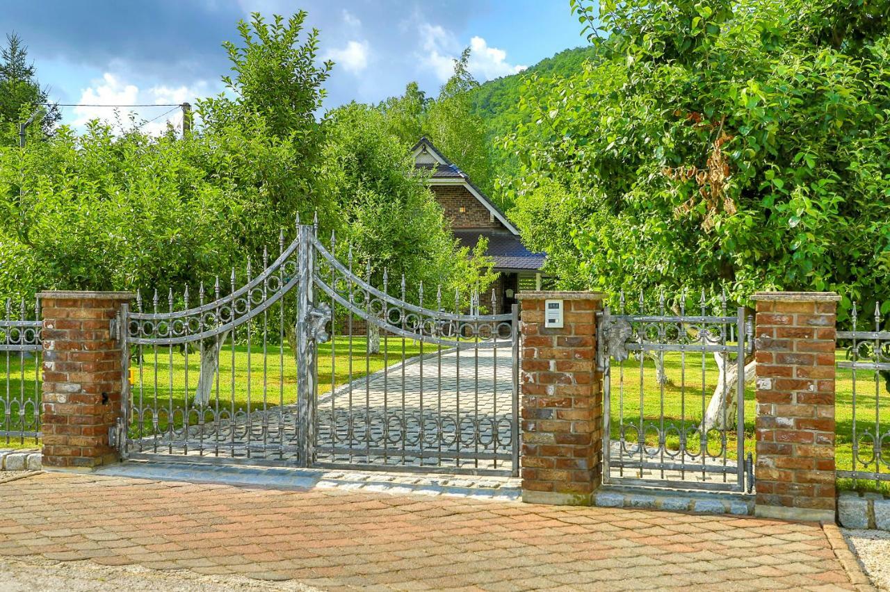 Holiday Home Villa Sara Bihac Bagian luar foto